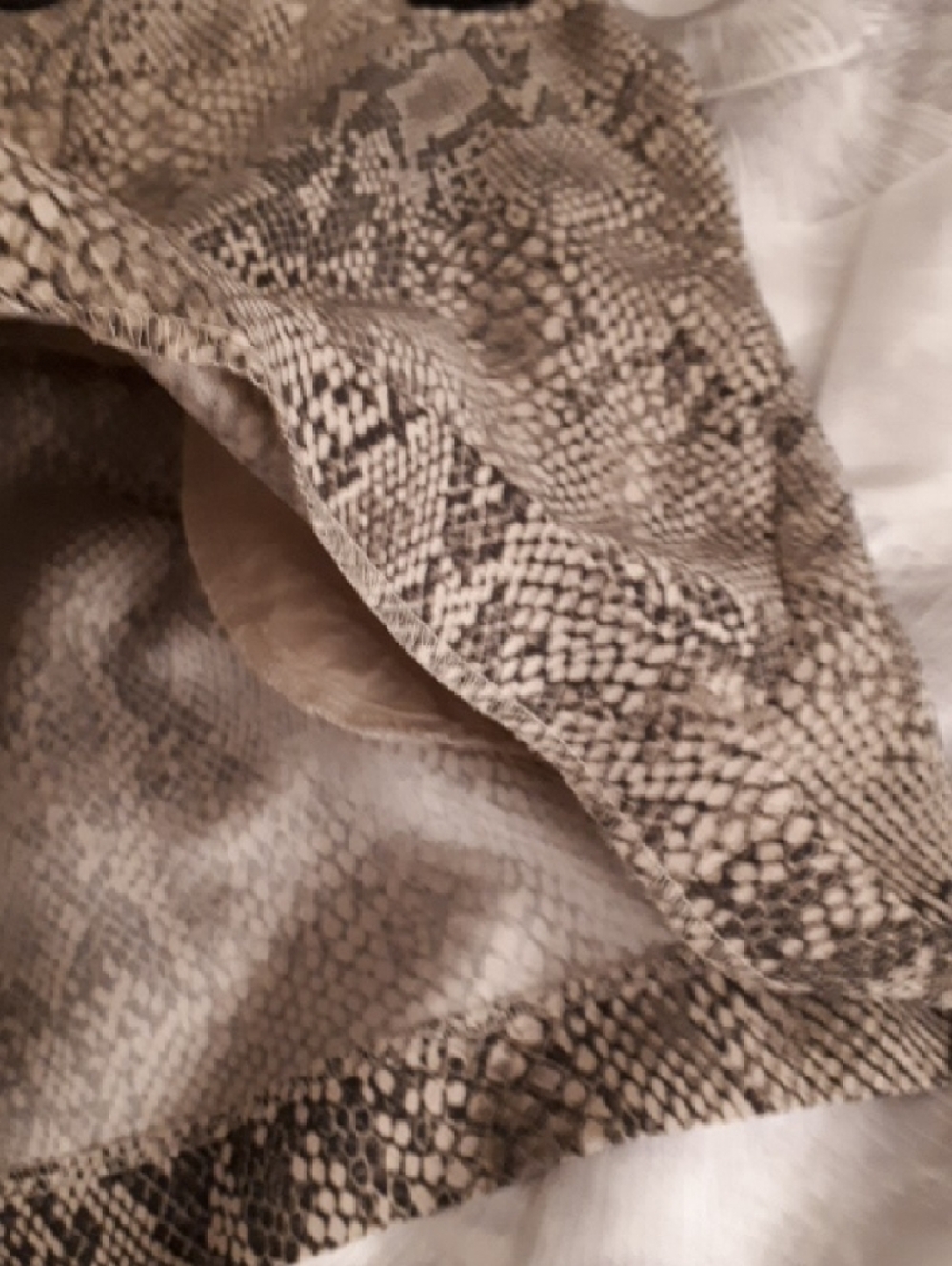 Babaton Snake-Print Shorts Size 6 - Picture 3 of 6